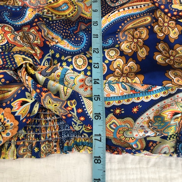 FASHION NOVA beautiful satin crop top in new condition. Rucking in back. Gorg xl - Picture 11 of 12